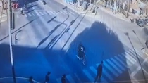 La víctima del choque busca testigos que puedan aportar información sobre el motociclista que cruzó en rojo y siguió de largo.