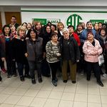 Carlos Quintriqueo con las beneficiarias del régimen epecial de Cese Laboral Voluntario | LM Neuquen Carlos Quintriqueo con las beneficiarias del régimen epecial de Cese Laboral Voluntario