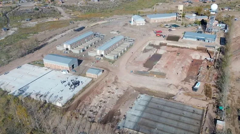 La obra permitirá aumentar significativamente la provisión de agua en la Confluencia.