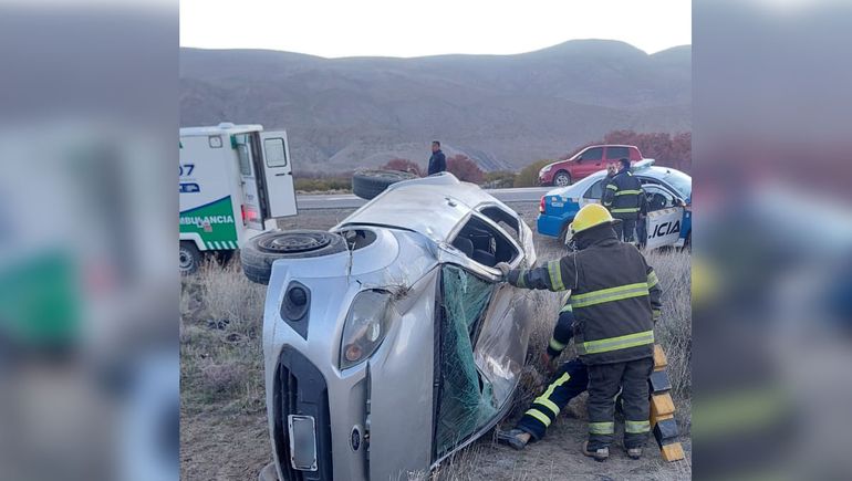 Una mujer policía protagonizó un vuelco sobre la Ruta 40.