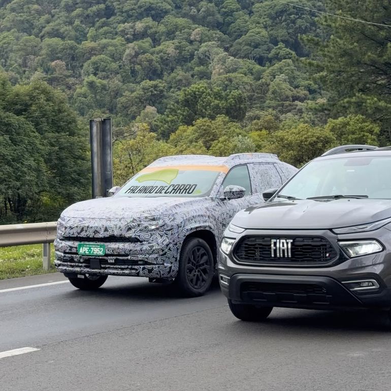 La pickup mediana de Renault, probada en Brasil, junto a una Fiat Toro. Foto: Instagram @falandodecarro. La pickup mediana de Renault, probada en Brasil, junto a una Fiat Toro. Foto: Instagram @falandodecarro.