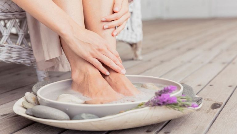 Lavar los pies con sal y bicarbonato: los grandes beneficios de este sencillo truco