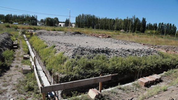 La gente se apura a hacer casas en loteos sin aprobar en Centenario