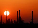 Imagen de archivo de una puesta de sol detrás de las chimeneas de la refinería de petróleo Total Grandpuits, al sudeste de París, Francia. 1 de marzo, 2021.  REUTERS/Christian Hartmann/Archivo