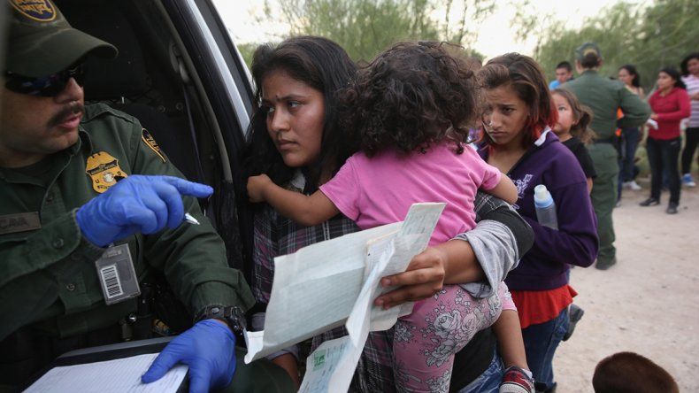 Los niños deberán estar con sus padres en los centros de detención.