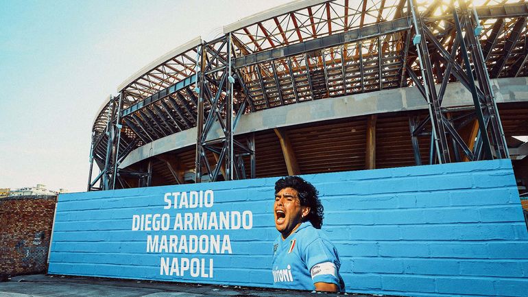 Tras la muerte, le pusieron estadio Diego Maradona. 