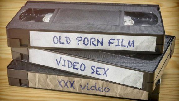 Demandó a los padres por tirarle  todo el porno