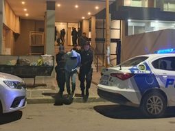 Uno de los detenidos, cuando es retirado del edificio de Yrigoyen casi Brentana. 
