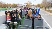 escuelas primarias se suben al bus turistico para recorrer la capital neuquina 