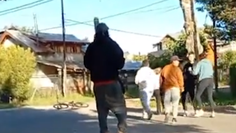 Violencia en una plaza de San Martin de los Andes / Foto Captura Video