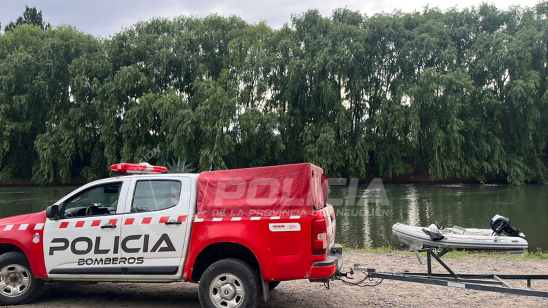 Bomberos y Policía realizan rastrillajes sin descanso para encontrar al adolescente arrastrado por la corriente. | LM Neuquen Bomberos y Policía realizan rastrillajes sin descanso para encontrar al adolescente arrastrado por la corriente.