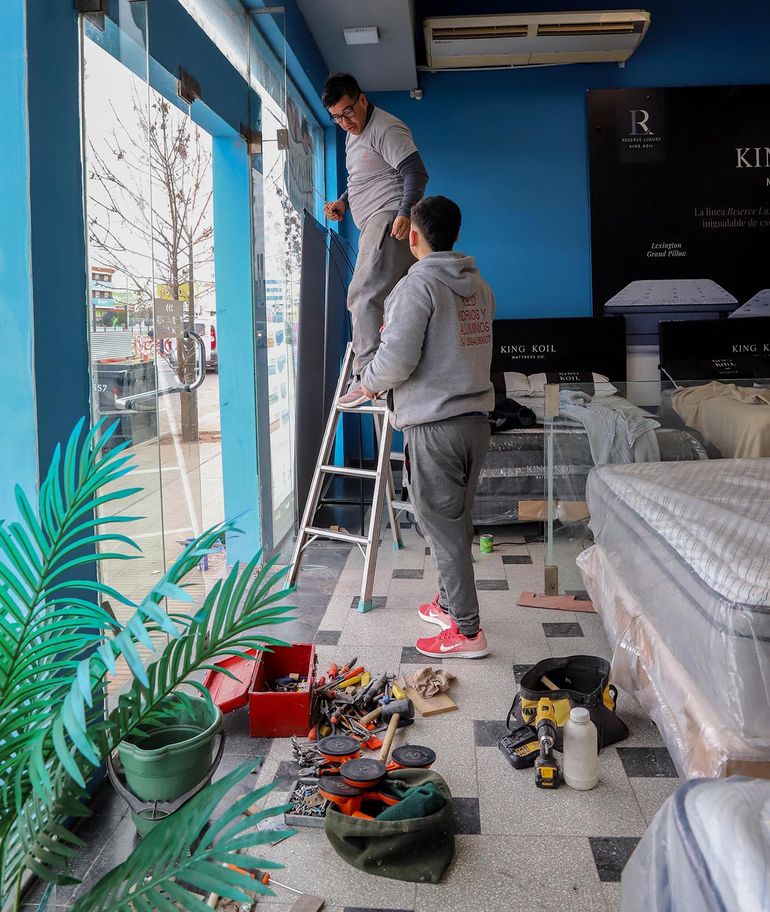 Los propietarios del local comenzaron la limpieza del lugar y el reemplazo de la puerta de blindex. Los propietarios del local comenzaron la limpieza del lugar y el reemplazo de la puerta de blindex.
