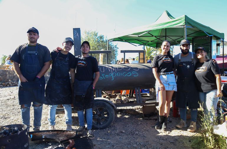 El petrolero que diseñó su propio ahumador y hoy recorre Neuquén con sus recetas ahumadas