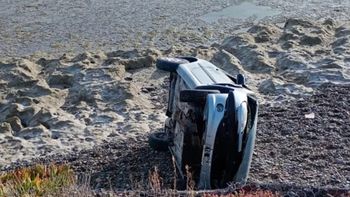 El auto sufrió importantes daños en la bajada de playa El Faro, en la villa balnearia de la capital de Chubut. El auto sufrió importantes daños en la bajada de playa El Faro, en la villa balnearia de la capital de Chubut.