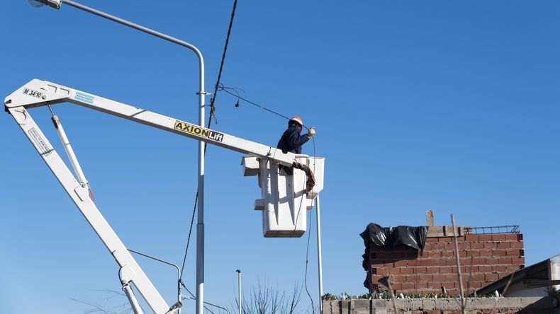 CALF pone en marcha un mega plan para normalizar 570 conexiones de luz irregulares | LM Neuquen CALF pone en marcha un mega plan para normalizar 570 conexiones de luz irregulares