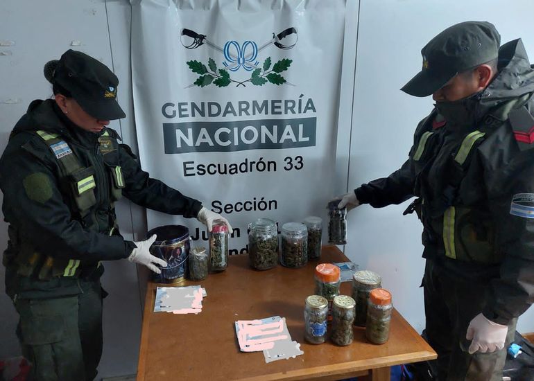La marihuana secuestrada por los gendarmes estaba distribuida en varios frascos.