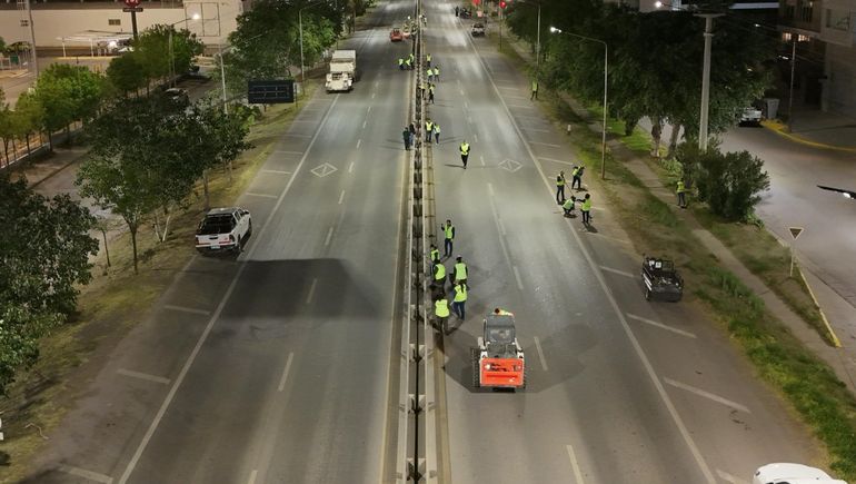 Avenida Mosconi: el gran operativo nocturno de limpieza que puso en marcha la Municipalidad de Neuquén