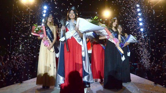 En una jornada con más de 10 mil personas en el Parque Central, se desarrolló la elección de la soberana. Verónica Araceli Valenzuela salió primera princesa y Camila Moreno, segunda.