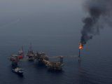 FOTO DE ARCHIVO. Un quemador de combustible se ve en la plataforma del monopolio petrolero estatal mexicano Pemex Ku Maloob Zaap en la Región Marina Noreste de Pemex Exploración y Producción en la