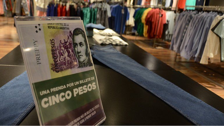 Un local de indumentaria lanzó una promo para deshacerte de los billetes de 5 pesos