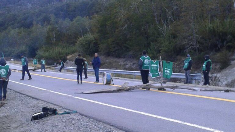 Municipales de Villa Traful llevaron su reclamo a la Ruta 40