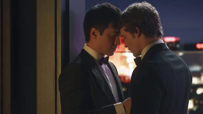 La trama gira en torno a la tensión entre sus carreras, las presiones, la fama y su vínculo privado. La trama gira en torno a la tensión entre sus carreras, las presiones, la fama y su vínculo privado.