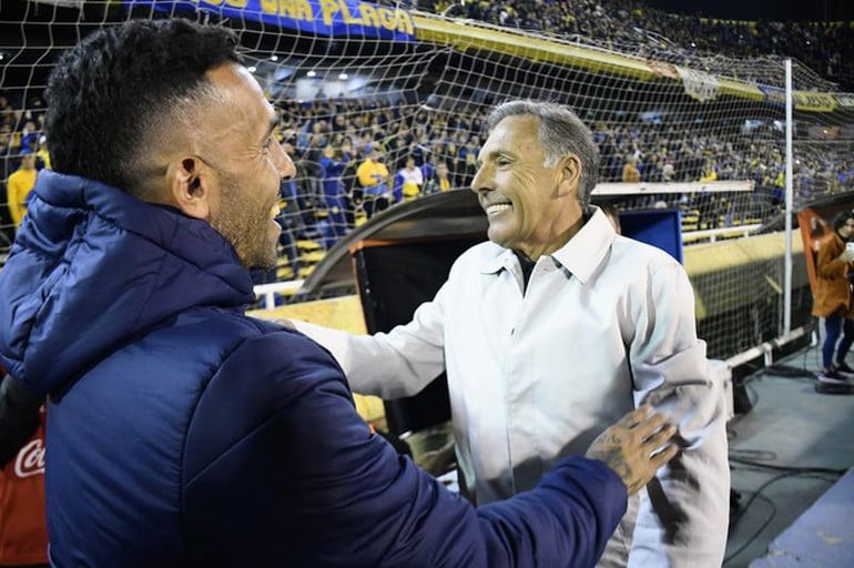Russo fue a buscar a Carlos Tevez para darle un abrazo antes del partido. Los hinchas de Central ignoraron al Apache. Russo fue a buscar a Carlos Tevez para darle un abrazo antes del partido. Los hinchas de Central ignoraron al Apache.
