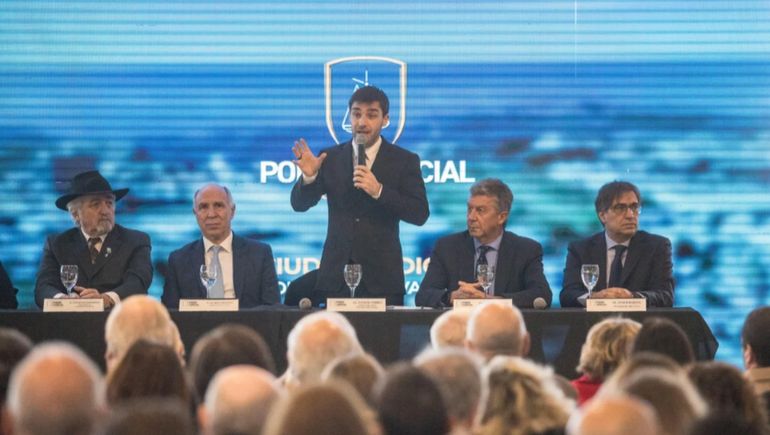El gobernador de Chubut, Ignacio Torres, junto a Ricardo Lorenzetti (a su derecha), en la inauguraci&oacute;n de la Ciudad Judicial de Comodoro Rivadavia.