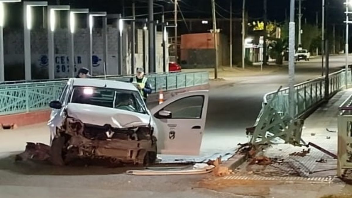 Fuerte choque entre un taxi y una camioneta en Cutral Co