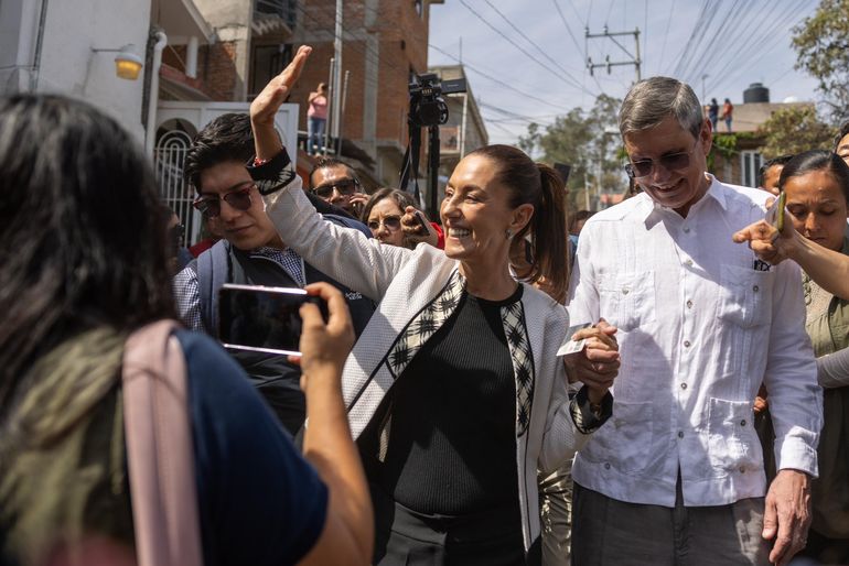 Claudia Sheinbaum y su esposo, tras votar en las elecciones de este domingo. Claudia Sheinbaum y su esposo, tras votar en las elecciones de este domingo.