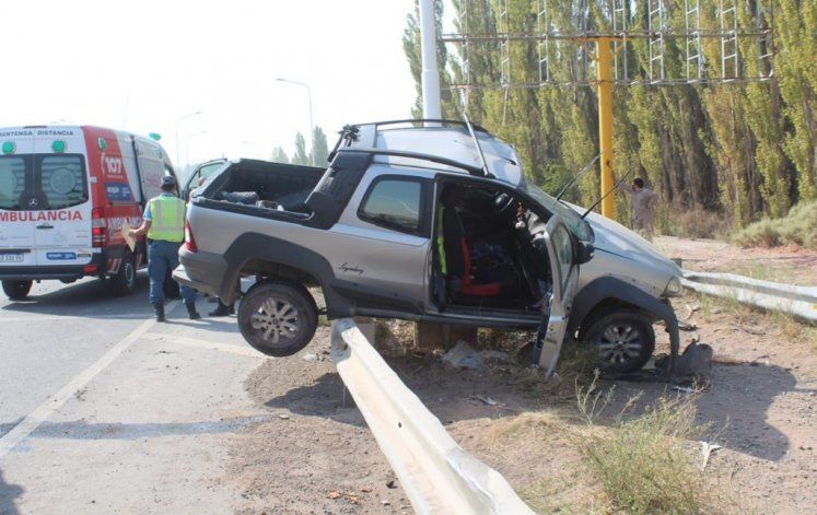 La mujer conducía una camioneta por Ruta 7, perdió el control y se incrustó contra el guardarrail y un poste de luz.