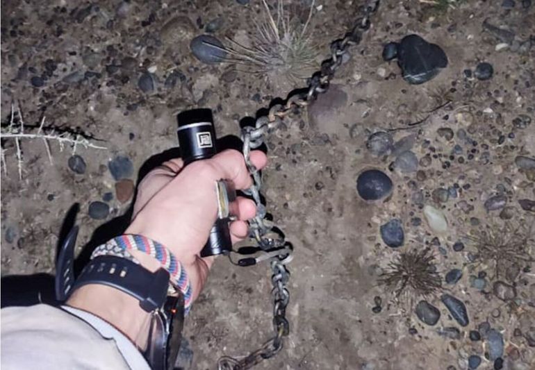 La distribuidora de electricidad de Playa Unión, en Rawson, difundió una foto de las boleadoras que tiraron contra los cables. La distribuidora de electricidad de Playa Unión, en Rawson, difundió una foto de las boleadoras que tiraron contra los cables.