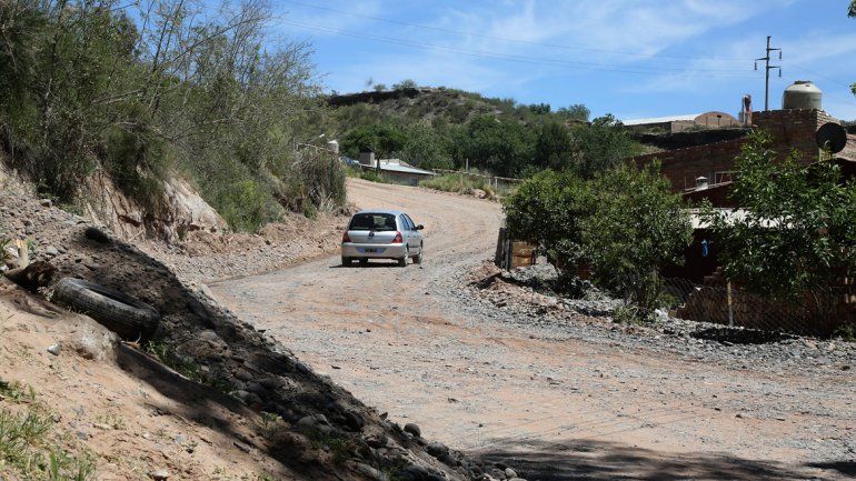 La bajada de ingreso al barrio siempre se destruye con las fuertes lluvias.