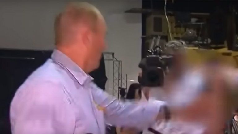 Australia: senador antisemita golpeó a un joven que le tiró un huevazo