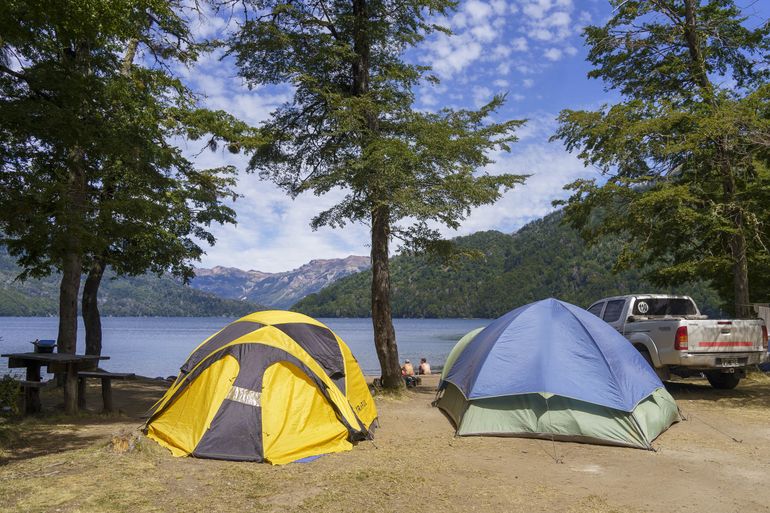 Video viral, bronca y clausura por fiestas electrónicas en el camping del Lago Falkner