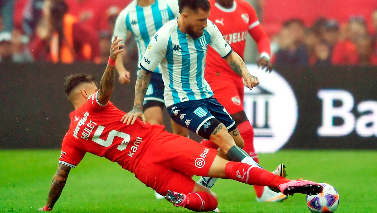 Gómez contra Mulet, uno de los duelos individuales en la mitad de la cancha.&nbsp;