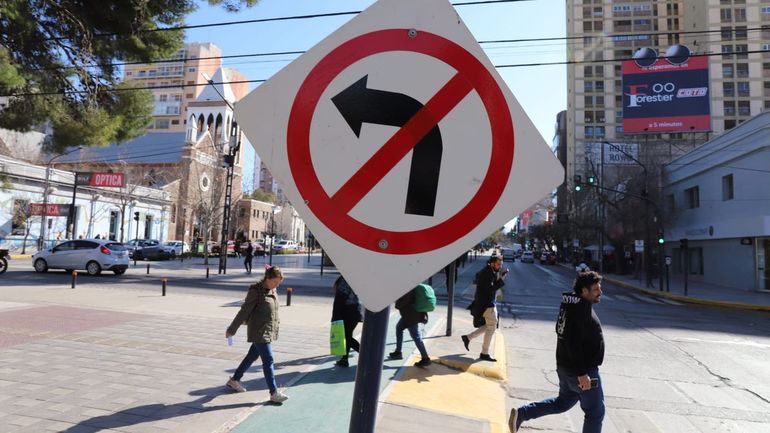 Los cambios de sentido de calles empiezan a ordenar el tránsito en la ciudad de Neuquén.