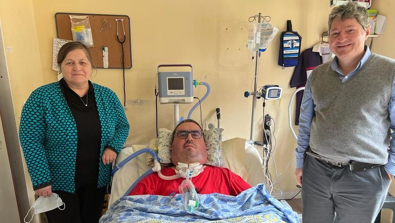 El cónsul argentino en Valdivia lo visitó para renovar el DNI.