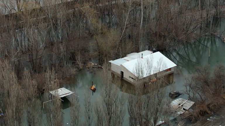 Las casas quedaron bajo agua pero algunas familias volvieron al lugar por temor a los robos.