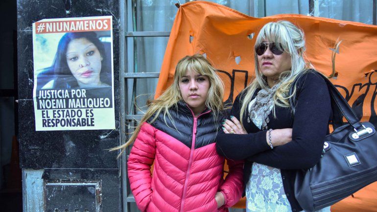 La hermana de Noemí Maliqueo junto a su mamá