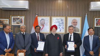 Horacio Marín firmó el acuerdo son representantes de compañías de la India que comprarían el GNL argentino. Horacio Marín firmó el acuerdo son representantes de compañías de la India que comprarían el GNL argentino.