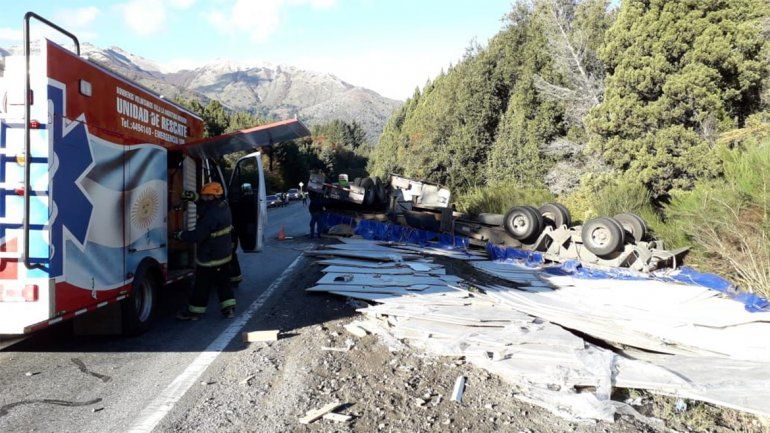 Un camión chileno volcó sobre la Ruta 40 y destruyó toda la carga que transportaba
