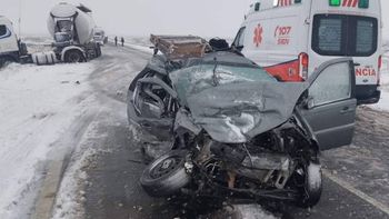 ruta 22: un hombre esta grave tras un fuerte choque frontal entre un auto y un camion ruta 22: un hombre esta grave tras un fuerte choque frontal entre un auto y un camion