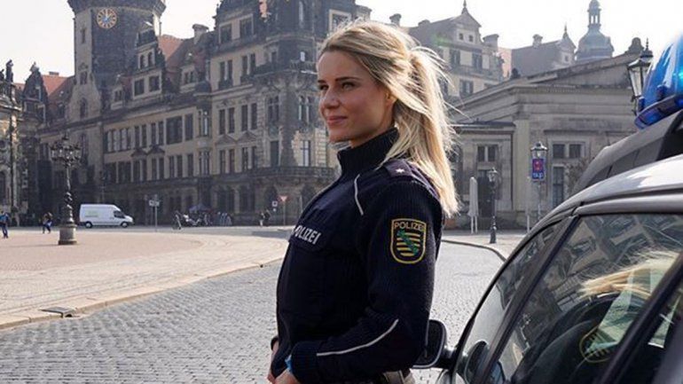 La policía más bella de Alemania ante una difícil decisión