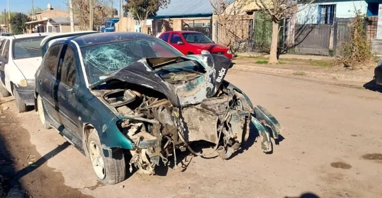 Destrozado. El auto del hombre que murió tras el choque quedó reducido a hierros.