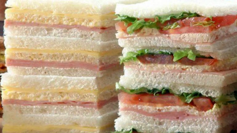 Los sándwiches de miga pueden conservarse entre dos y tres días en la heladera. Los sándwiches de miga pueden conservarse entre dos y tres días en la heladera.