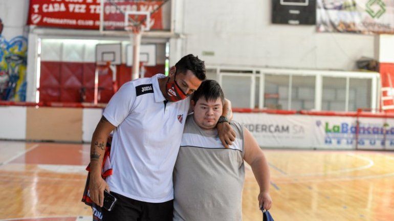 Panchito, tratando de convencer al DT Doglioli para que lo lleven de viaje a la final (Foto Claudio Espinoza)
