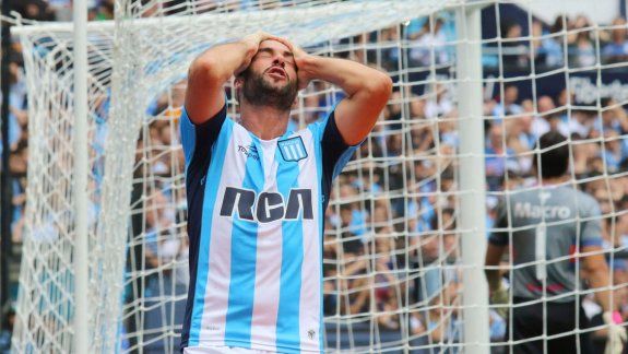 ¡Uhhh! El lamento de López y los hinchas. Racing falló arriba y atrás.