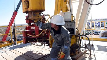 indicadores petroleros debajo de la economia arrastrados por la debacle en los servicios