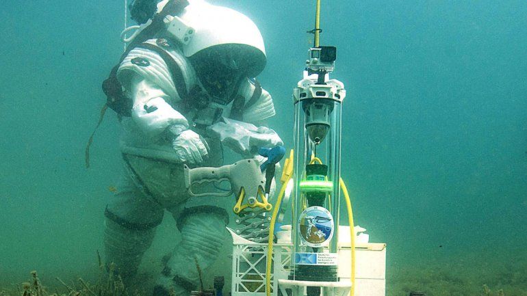Un científico francés trabajando en el fondo del mar.